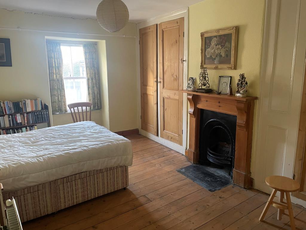 Lot: 19 - CHARACTER COTTAGE FOR IMPROVEMENT - First floor bedroom